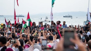 　チュニジア・チュニス近郊の海岸に到着し、記者会見するグレタ・トゥンベリさんら＝７日（ロイター＝共同）