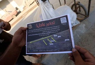 　ガザ北部ガザ市の住民に退避を要求するイスラエル軍が投下したチラシ＝９日、ガザ市（ロイター＝共同）