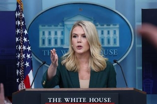 　記者会見するレビット大統領報道官＝３月（ゲッティ＝共同）