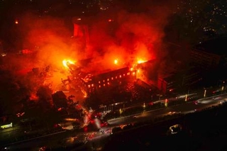 　デモ隊に放火され炎上するネパールの大統領邸宅＝９日、カトマンズ（ＡＰ＝共同）