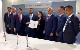 　ＪＥＲＡ（ジェラ）と米エネルギー企業のＬＮＧ販売を巡る意向書署名式＝１０日、イタリア・ミラノ