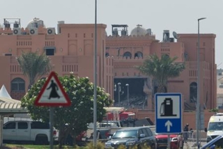 　イスラエル軍の空爆で損壊した建物＝１０日、カタール・ドーハ（ＡＰ＝共同）