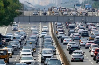 　北京市内を走る車＝１１日（共同）