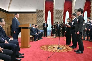 　４月、地方創生支援官激励式で決意表明を聞く石破茂首相（左から２人目）＝首相公邸