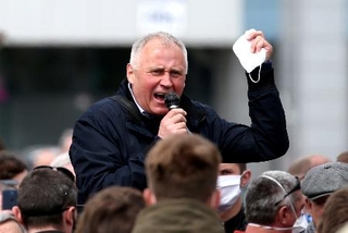 　ベラルーシの首都ミンスクで演説するスタトケビッチ氏＝２０２０年５月（タス＝共同）