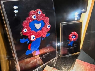 　培養肉で作られたミャクミャク＝１２日午前、大阪市此花区の夢洲