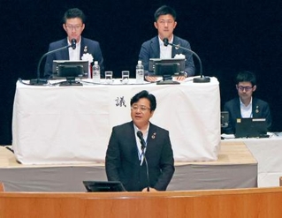 　全トヨタ労連の定期大会であいさつする西野勝義会長（下）＝１２日午後、高松市