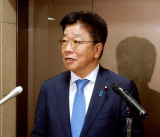 　オンライン形式のＧ７財務相会合後、取材に応じる加藤財務相＝１２日夜、財務省