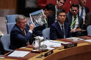 　１２日、国連安全保障理事会の緊急会合で写真を示すポーランド代表＝米ニューヨーク（ロイター＝共同）