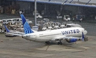 　関西空港に駐機された米ユナイテッド航空機＝１３日午前９時３７分（共同通信社ヘリから）
