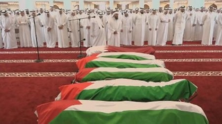 　イスラエルの空爆で亡くなった人の葬儀に参列する人たち＝１１日、カタール・ドーハ（Ｑａｔａｒ　ＴＶ／Ｒｅｕｔｅｒｓ　ＴＶ提供、ロイター＝共同）