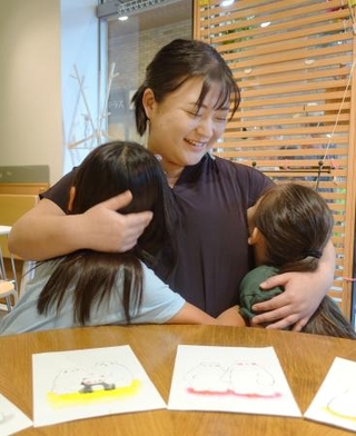 　ＮＯＡ（ノア）さん（左）とＭＡＲＩＮ（マリン）さん（右）を抱く母あかねさん＝８月、千葉県流山市