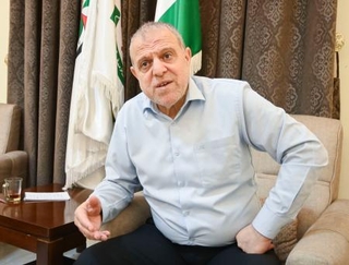 　インタビューに応じるハマス幹部スハイル・ヒンディ氏＝１３日、カタール・ドーハ（共同）