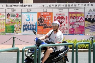　マカオの立法会選挙のため張り出された候補者のポスター＝１２日（共同）