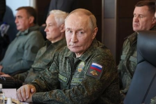 　１６日、ロシア西部ニジェゴロド州の演習場でロシアとベラルーシの合同軍事演習を視察したプーチン大統領（ロシア大統領府提供・タス＝共同）