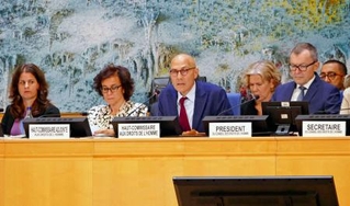 　１６日、スイス・ジュネーブで、イスラエルによるカタール空爆を非難するターク国連人権高等弁務官（左から３人目）（共同）