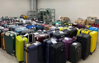 　関西空港の倉庫で保管されているリユース用のスーツケース（関西エアポート提供）