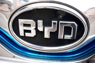 　北京市内に駐車する比亜迪（ＢＹＤ）の車両に付けられたロゴマーク＝２２日（共同