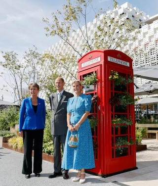 　英国館を訪れたエドワード王子（中央）と妻ソフィ妃（右）＝２２日午後、大阪市此花区の夢洲