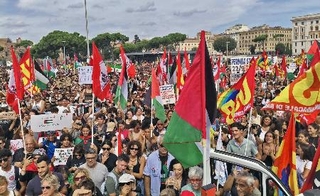 　ローマ中心部で行われた抗議デモ＝２２日（主催団体提供・共同）