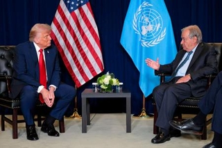 　会談するトランプ米大統領（左）と国連のグテレス事務総長＝２３日、米ニューヨーク（ゲッティ＝共同）