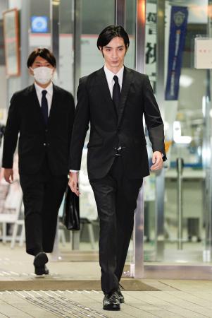　保釈され、東京湾岸署を出る清水尋也被告＝２４日午後７時１６分