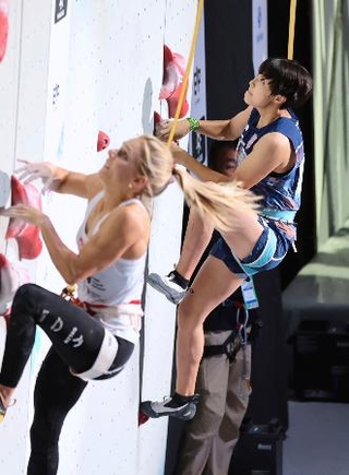 　女子スピード　決勝トーナメント１回戦　ポーランド選手と対戦する小屋松恋（奥）＝ソウル（共同）
