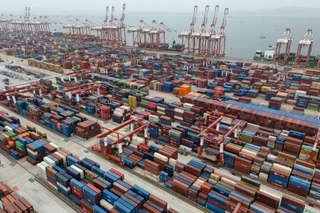 　中国広東省にある貿易港＝４月（ＡＰ＝共同）