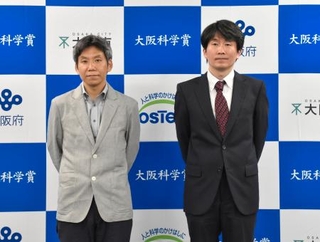 　大阪科学賞を受賞した理化学研究所生命機能科学研究センターの北島智也副センター長（左）と京都大の畠山琢次教授＝２５日午後、大阪市