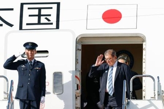 　国連総会などを終え帰国した石破首相（右）＝２５日午後、羽田空港