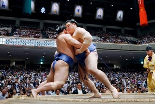 　大の里（右）が寄り切りで若隆景を下す＝両国国技館