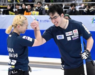 　松村千秋、谷田康真組に勝利し代表に決まり、喜ぶ小穴桃里（左）、青木豪組＝稚内市みどりスポーツパーク