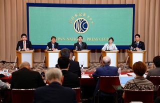　日本記者クラブで開かれた自民党総裁選の討論会に臨む（左から）小林元経済安保相、茂木前幹事長、林官房長官、高市前経済安保相、小泉農相＝２４日、東京・内幸町