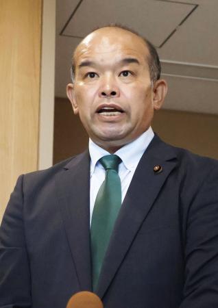　記者団の取材に応じる前橋市議会の富田公隆議長＝２９日午後、前橋市