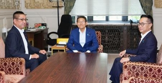 　会談に臨む（左から）日本維新の会の遠藤国対委員長、立憲民主党の笠国対委員長、国民民主党の古川国対委員長＝３０日午後、国会