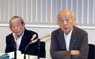 　３者協議後に記者会見する弁護団共同代表の徳田靖之弁護士（右）ら＝３０日午後、福岡市