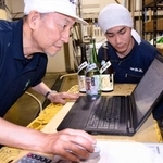 　「もろみエール」を活用する杜氏の王礦生さん（左）＝５月、愛知県豊橋市