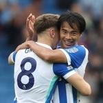 　マンチェスター・シティー戦の後半、決勝ゴールを祝福するブライトンの三笘（右）＝ブライトン（共同）