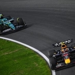 　Ｆ１オランダＧＰ決勝、疾走するレッドブルの角田裕毅（右）＝８月３１日、ザントフォールト（ゲッティ＝共同）