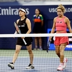　女子ダブルス２回戦で敗れた加藤未唯（左）、レナタ・サラスア組＝ニューヨーク（共同）