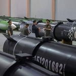 　重要軍需企業所を視察する北朝鮮の金正恩朝鮮労働党総書記（右から２人目）＝８月３１日（朝鮮通信＝共同）