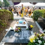 　関東大震災時に虐殺された朝鮮人らの追悼碑（手前）＝１日午前、東京都墨田区の都立横網町公園