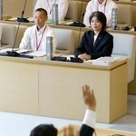 　静岡県伊東市議会本会議で、自身への刑事告発などに関する採決を見守る田久保真紀市長（上右）＝１日午前