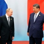 　上海協力機構首脳会議で、記念撮影を終えた中国の習近平国家主席（右）とロシアのプーチン大統領＝１日、中国天津市（共同）