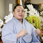 　大相撲秋場所の番付が発表され、ポーズをとる琴勝峰＝１日、千葉県松戸市の佐渡ケ嶽部屋