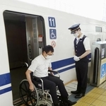 　改良工事が完了し、車いすの乗客が駅員の介助なしでも乗り降りできるようになった東海道新幹線の東京駅ホームの一部＝２０２１年６月