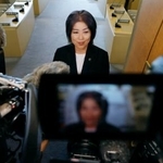 　静岡県伊東市議会で不信任決議が可決され、報道陣に囲まれる田久保真紀市長＝１日午前