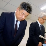 　記者会見で謝罪するミニストップの堀田昌嗣社長（左）＝１日午後、東京都千代田区