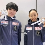 　ジュニアＧＰシリーズ第２戦トルコ大会で獲得したメダルを掲げる女子優勝の岡万佑子（右）と男子２位の高橋星名＝１日、成田空港