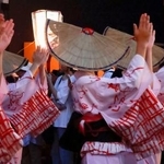 　「おわら風の盆」が始まり、編みがさを目深にかぶって舞う女性たち＝１日夕、富山市